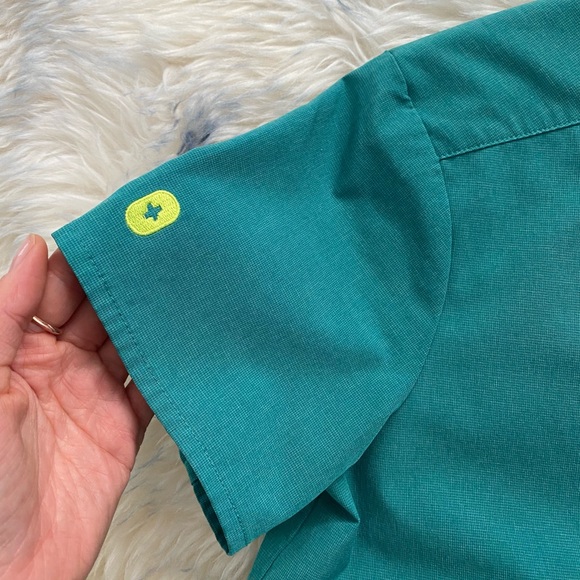 Figs Marine FIONe.a.c Callao-Jogger Scrub Pants & Lekei Four pocket Scrub Top - Picture 13 of 16